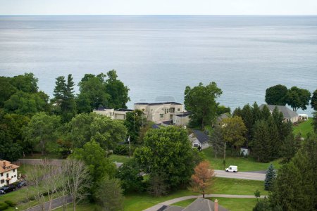Téléchargez les photos : Maisons résidentielles de deux étages au bord du lac Ontario, dans le secteur rural de Rochester, dans l'État de New York. Maisons de rêve américaines comme exemple de développement immobilier dans les banlieues américaines. - en image libre de droit