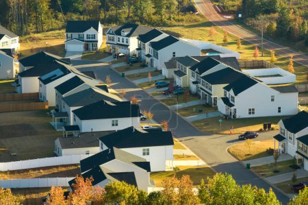Blick von oben auf dicht bebaute Wohnhäuser in Wohngebiet in South Carolina. Amerikanische Traumhäuser als Beispiel für Immobilienentwicklung in US-Vorstädten.
