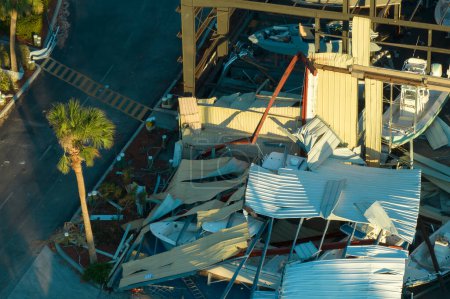Entrepôt avec des bateaux à moteur et des yachts détruits par les vents ouragan dans la région côtière de la Floride. Catastrophe naturelle et ses conséquences.