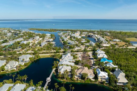 Maisons américaines au bord de l'eau dans les banlieues rurales américaines. Vue d'en haut de grandes maisons résidentielles dans la petite ville de l'île Boca Grande sur l'île Gasparilla dans le sud-ouest de la Floride.