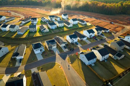 Terrain préparé pour la construction de nouvelles maisons résidentielles en Caroline du Sud zone de développement suburbain. Concept de banlieue américaine en pleine croissance.