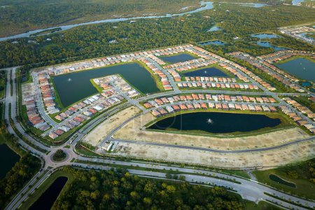 Vue d'en haut de maisons résidentielles densément construites en construction dans des clubs de vie fermés dans le sud de la Floride. Maisons de rêve américaines comme exemple de développement immobilier dans les banlieues américaines.