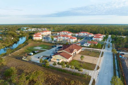 Luftaufnahme amerikanischer Wohnhäuser in einem Wohngebiet in Florida. Neue Familien-Eigentumswohnungen als Beispiel für Wohnbebauung in US-Vorstädten.