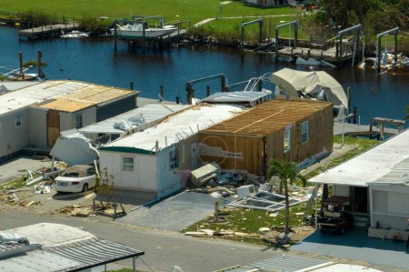 Après une catastrophe naturelle dans le sud de la Floride. Des mobil-homes gravement endommagés après que l'ouragan Ian ait balayé une zone résidentielle.