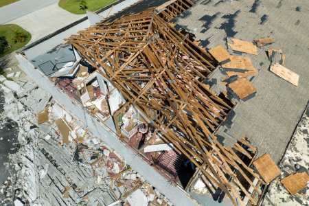 Casa dañada techo y paredes después del huracán Ian en Florida. Consecuencias del desastre natural.