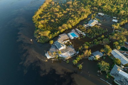 Überflutete Häuser durch Hurrikan Ian Regen in Florida Wohngebiet. Folgen von Naturkatastrophen.