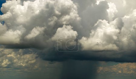 Foto de Lluvia de agua de lluvia que cae de nubes tormentosas durante la tormenta de verano en Florida. - Imagen libre de derechos