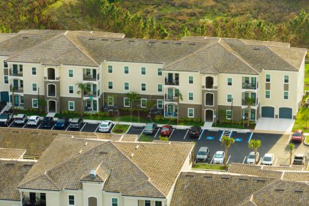 Blick von oben auf Wohnungen in Florida Vorort. Amerikanische Eigentumswohnungen als Beispiel für Immobilienentwicklung in US-Vororten.
