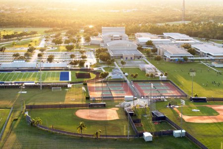 Installations sportives de lycée en Floride. Stade de football américain, court de tennis et infrastructure sportive de terrain de baseball.