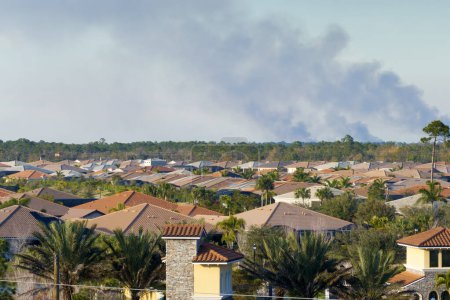 Luftverschmutzung mit giftigem Rauch durch vorgeschriebenen Waldbrand nahe ländlicher Nachbarschaft in Florida, USA.