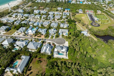 Casas frente al mar estadounidenses en suburbios rurales de Estados Unidos. Grandes residencias en una pequeña ciudad en Boca Grande, suroeste de Florida.