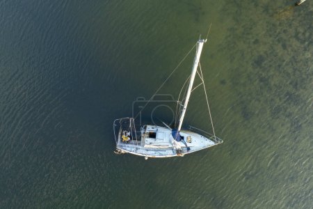 Yacht à voile à moitié coulé chaviré sur les eaux peu profondes de la baie après l'ouragan Ian à Manasota, Floride.