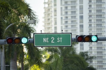 Amerikanische Straßenampel in Miami, Florida. Verkehr in den USA.