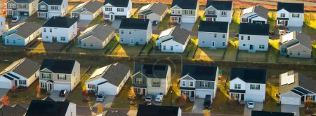 Blick von oben auf dicht bebaute Wohnhäuser in Wohngebiet in South Carolina. Amerikanische Traumhäuser als Beispiel für Immobilienentwicklung in US-Vorstädten.