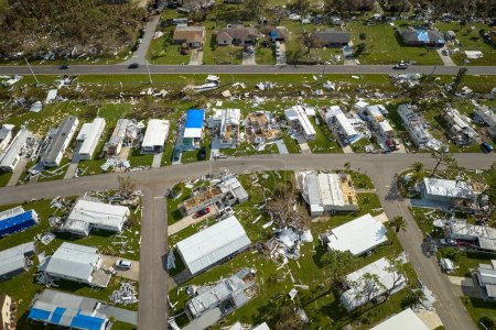 Gravement endommagé par l'ouragan Ian maisons en Floride zone résidentielle mobile home. Conséquences des catastrophes naturelles.
