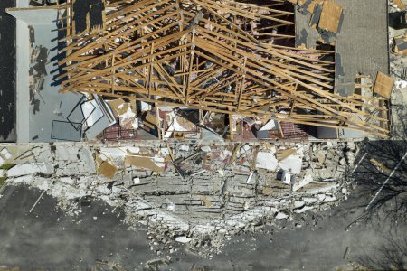 Bâtiment en ruine nécessitant des réparations. Toit de la maison endommagé par le vent avec des bardeaux d'asphalte manquants et mur effondré après l'ouragan Ian en Floride.