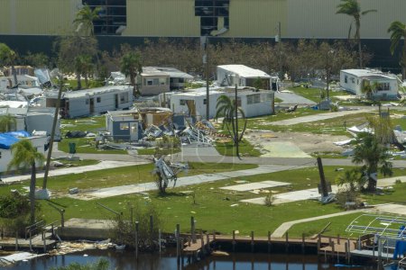 Vue d'en haut de détruit par l'ouragan Ian maisons de banlieue en Floride zone résidentielle mobile home. Conséquences des catastrophes naturelles.