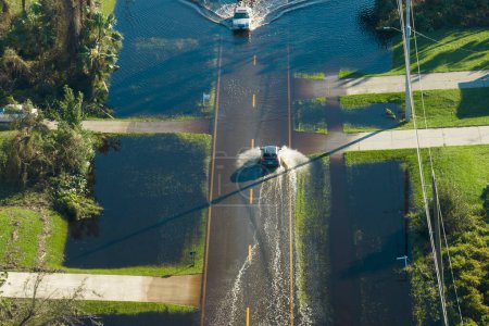 Hurricahe évanouissement inondé route de Floride avec des voitures d'évacuation et entouré de maisons de l'eau dans la banlieue quartier résidentiel.
