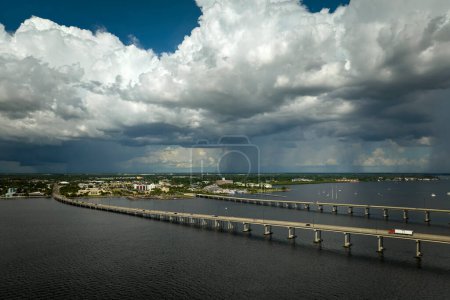 Barron Collier Bridge et Gilchrist Bridge en Floride avec un trafic en mouvement. Infrastructure de transport dans le comté de Charlotte reliant Punta Gorda et Port Charlotte sur Peace River.