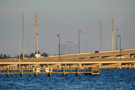 Barron Collier Bridge und Gilchrist Bridge in Florida im fließenden Verkehr. Verkehrsinfrastruktur im Charlotte County verbindet Punta Gorda und Port Charlotte über den Peace River.