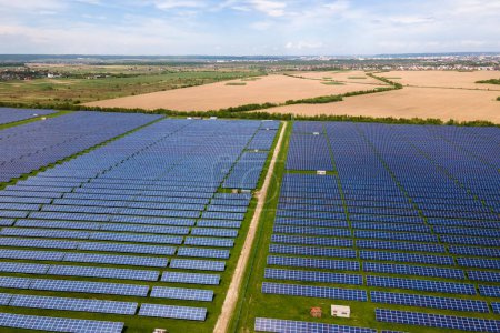 Vista aérea de una gran central eléctrica sostenible con muchas filas de paneles fotovoltaicos solares para producir energía eléctrica ecológica limpia. Electricidad renovable con concepto de cero emisiones.