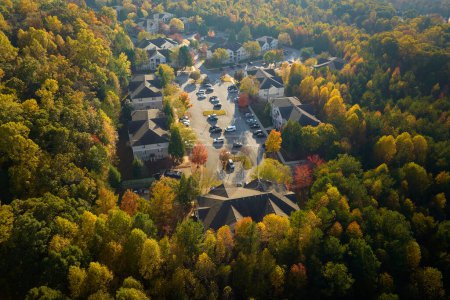 Luftaufnahme amerikanischer Wohnhäuser in einem Wohngebiet in South Carolina. Neue Familien-Eigentumswohnungen als Beispiel für Immobilienentwicklung in US-Vororten.