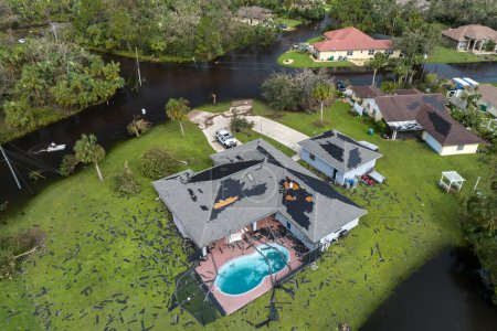 Consecuencias del desastre natural. Inundación abundante con agua alta que rodea las casas residenciales después de las lluvias del huracán Ian en la zona residencial de Florida.