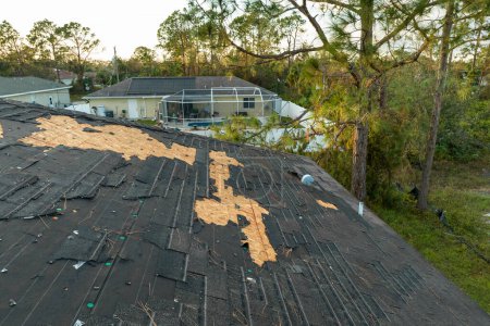 L'ouragan Ian a détruit le toit de la maison dans le quartier résidentiel de Floride. Catastrophe naturelle et ses conséquences.