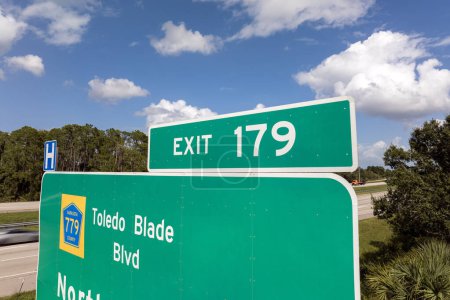 Das Hinweisschild für die Ausfahrt der amerikanischen Interstate Highway auf der Schnellstraße in Florida, USA. Autobahnkreuz I-75, das nach North Port und Port Charlotte führt.