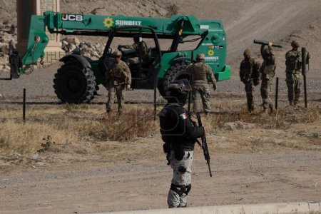 Foto de Juarez, Mexico 01-07-2023: Texan National Guard personnel arrive at the Juarez, El Paso border on orders from the Governor of Texas to discourage migrants from crossing the border. - Imagen libre de derechos