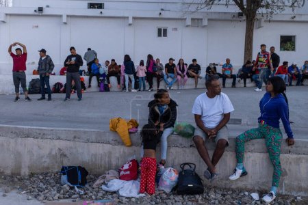 Téléchargez les photos : Juarez, Mexique 01-07-2022 : Des migrants du Venezuela ont installé un camp de fortune pour attendre la fin du titre 42. - en image libre de droit