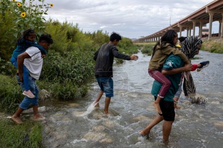 Foto de Juárez, México 21-10-2022: Migrantes venezolanos cruzan el Río Grande, la frontera natural entre México y Estados Unidos, las familias buscan asilo. - Imagen libre de derechos