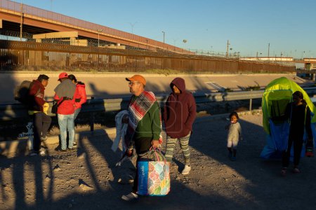 Foto de Juárez, México 01-07-2022: Migrantes de Venezuela instalaron un campamento improvisado para esperar el final del título 42. - Imagen libre de derechos