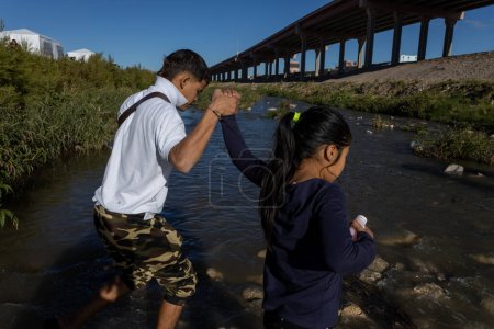 Foto de Juárez, México 21-10-2022: Migrantes venezolanos cruzan el Río Grande, la frontera natural entre México y Estados Unidos, las familias buscan asilo. - Imagen libre de derechos