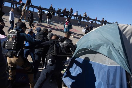 Foto de Juárez, México, 27-11-2022: La Policía Municipal de Ciudad Juárez y la Guardia Nacional evacuan un campamento para migrantes venezolanos instalado en la frontera entre México y Estados Unidos - Imagen libre de derechos