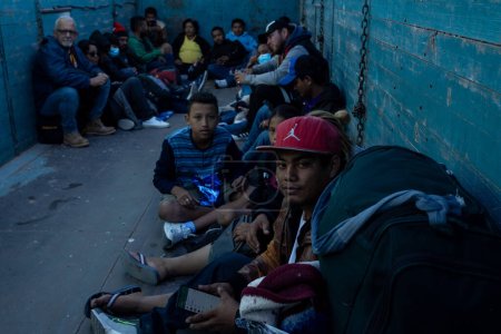 Foto de Juárez, México, 28-11-2022: Migrantes en su mayoría de Ecuador y Bolivia viajan en camiones hacia la frontera entre México y Estados Unidos con la intención de solicitar asilo humanitario. - Imagen libre de derechos
