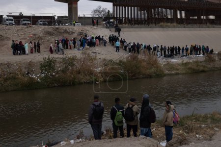 Foto de Thousands of migrants from Latin America wait at the southern border of the United States for Title 42 to end, the Texas Governor ordered the Texas National Guard to maintain surveillance on the border to prevent the massive entry of migrants - Imagen libre de derechos