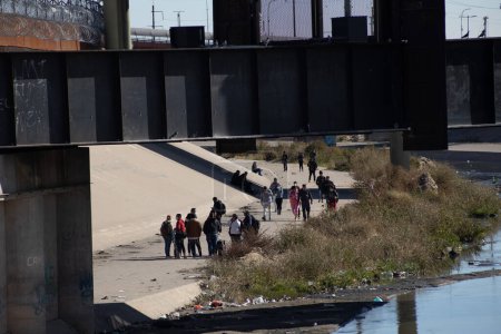Foto de Miles de migrantes de América Latina esperan en la frontera sur de los Estados Unidos el fin del Título 42, el Gobernador de Texas ordenó a la Guardia Nacional de Texas mantener vigilancia en la frontera para evitar la entrada masiva de migrantes - Imagen libre de derechos