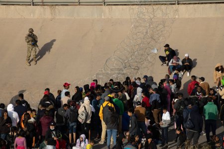 Téléchargez les photos : Thousands of migrants from Latin America wait at the southern border of the United States for Title 42 to end, the Texas Governor ordered the Texas National Guard to maintain surveillance on the border to prevent the massive entry of migrants - en image libre de droit
