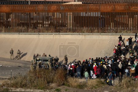 Téléchargez les photos : Thousands of migrants from Latin America wait at the southern border of the United States for Title 42 to end, the Texas Governor ordered the Texas National Guard to maintain surveillance on the border to prevent the massive entry of migrants - en image libre de droit