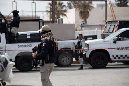 Foto de Juárez, México, 01-01-2023: Guardia Nacional y policía federal vigilan la prisión de Ciudad Jurez después de que 30 reclusos escaparon el primer día del año. - Imagen libre de derechos