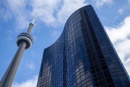 Foto de La CN Tower es una torre de comunicaciones icónica en Toronto, Canadá. Con 553 metros de altura, ofrece vistas panorámicas, atracciones emocionantes y es un símbolo reconocido internacionalmente.. - Imagen libre de derechos