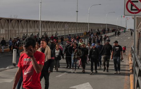 Foto de Cientos de migrantes de diferentes nacionalidades protestaron en el puente internacional de Ciudad Juárez con la esperanza de recibirlos para solicitar asilo humanitario. - Imagen libre de derechos
