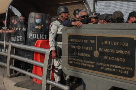Foto de Cientos de migrantes de diferentes nacionalidades protestaron en el puente internacional de Ciudad Juárez con la esperanza de recibirlos para solicitar asilo humanitario. - Imagen libre de derechos