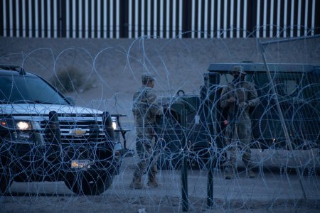 Téléchargez les photos : La Garde nationale du Texas surveille la frontière entre le Mexique et les États-Unis pour empêcher les migrants d'entrer irrégulièrement dans le pays pour demander l'asile. - en image libre de droit