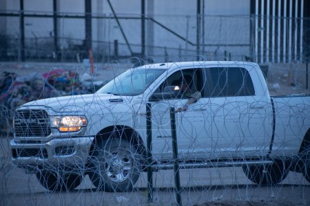 Foto de La Guardia Nacional de Texas vigila la frontera entre México y los Estados Unidos para evitar que los migrantes ingresen al país irregularmente para solicitar asilo. - Imagen libre de derechos