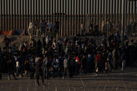 Téléchargez les photos : Des centaines de migrants arrivent en train à Ciudad Juarez, au Mexique, prêts à traverser la frontière américaine à la recherche d'une vie meilleure. (13 / 05 / 23) - en image libre de droit