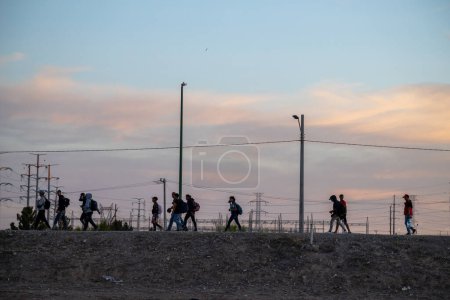 Foto de Cientos de migrantes llegan en tren a Ciudad Juárez, México, listos para cruzar la frontera hacia Estados Unidos en busca de una vida mejor. (13 / 05 / 23) - Imagen libre de derechos