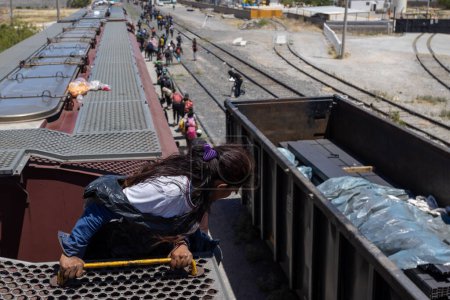 Foto de Cientos de migrantes llegan en tren a Ciudad Juárez, México, listos para cruzar la frontera hacia Estados Unidos en busca de una vida mejor. (13 / 05 / 23) - Imagen libre de derechos