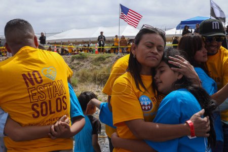 Téléchargez les photos : La dixième édition de l'événement "Hugs Not Walls", organisé par Border Network for Human Rights, a lieu. L'événement implique des familles séparées par des politiques d'immigration américaines se réunissant à la frontière pour s'embrasser pendant 3 minutes. (05/07/23) - en image libre de droit
